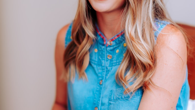 皇家马德里球队阵营 - 展示皇马队徽、白色球衣及欧冠奖杯